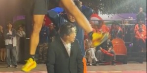 效果十足！宋小宝助力东北明星篮球赛 被选手隔扣后吓得直往后躲